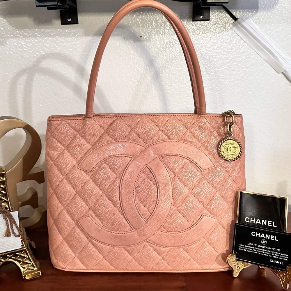 CHANEL Quilted Caviar Leather Medallion